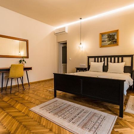 Boutique Rooms With Parking Oradea Bagian luar foto