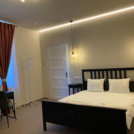 Boutique Rooms With Parking Oradea Bagian luar foto