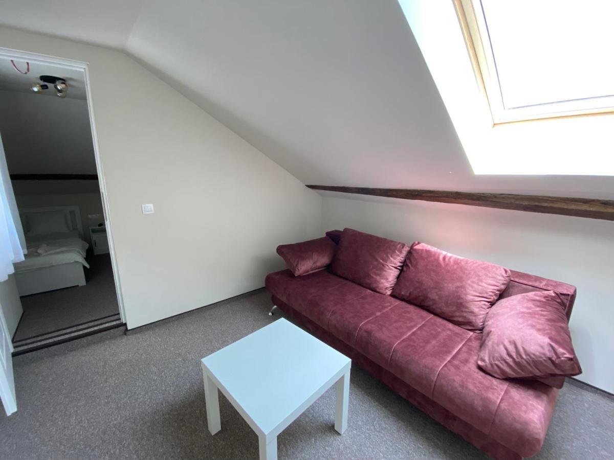 Boutique Rooms With Parking Oradea Bagian luar foto