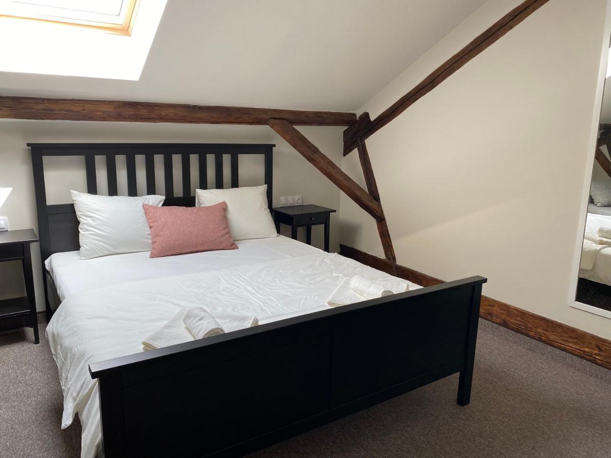 Boutique Rooms With Parking Oradea Bagian luar foto
