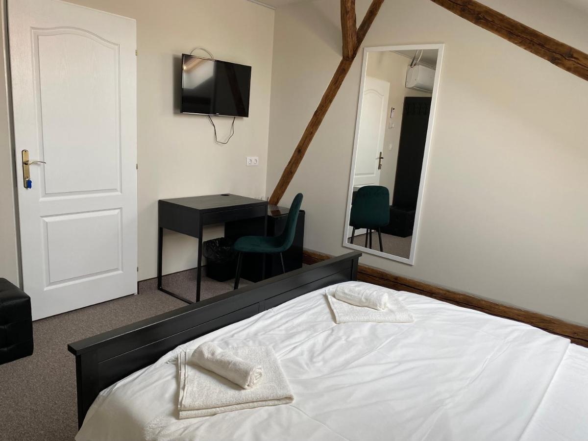 Boutique Rooms With Parking Oradea Bagian luar foto