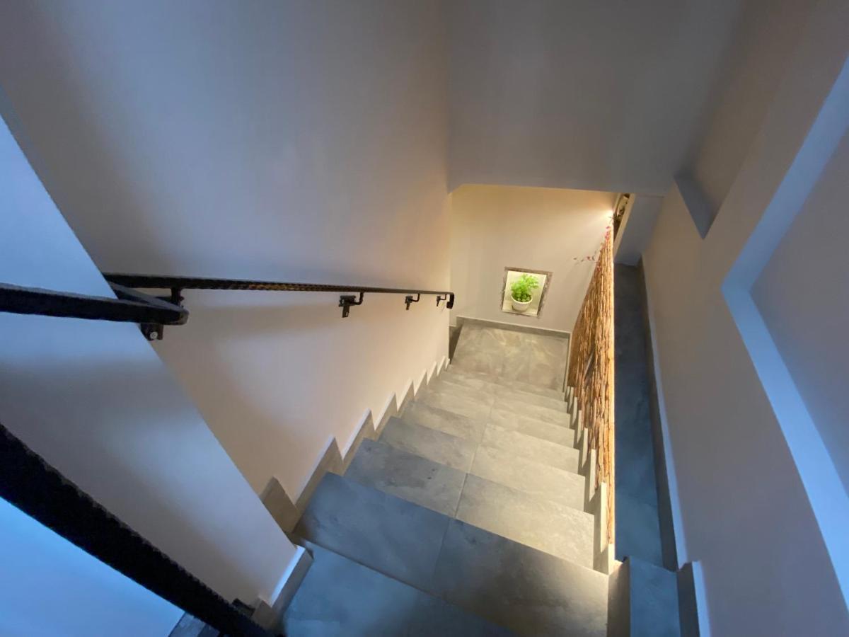 Boutique Rooms With Parking Oradea Bagian luar foto