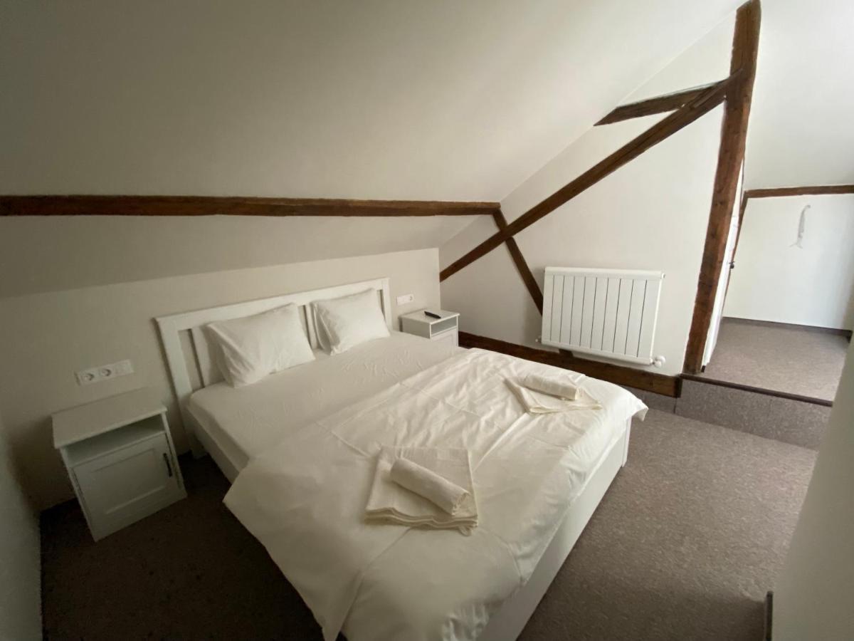 Boutique Rooms With Parking Oradea Bagian luar foto