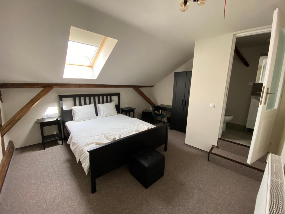 Boutique Rooms With Parking Oradea Bagian luar foto