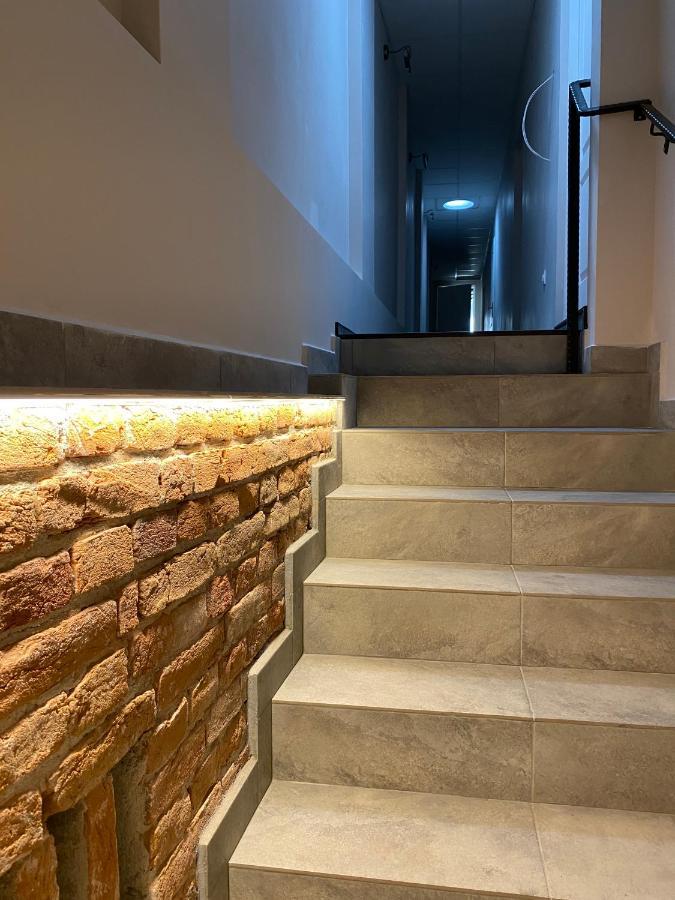 Boutique Rooms With Parking Oradea Bagian luar foto