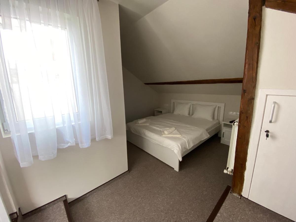 Boutique Rooms With Parking Oradea Bagian luar foto
