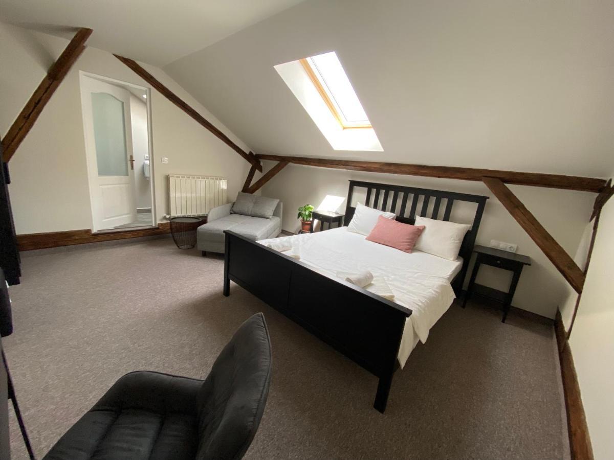 Boutique Rooms With Parking Oradea Bagian luar foto