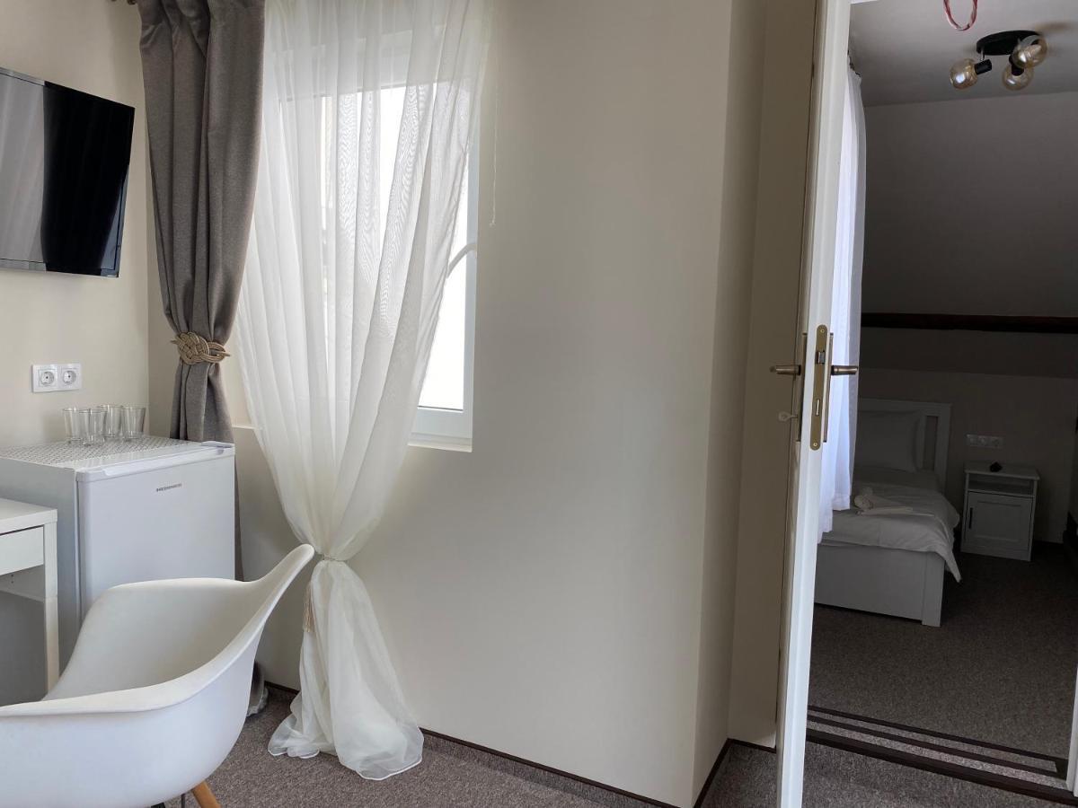 Boutique Rooms With Parking Oradea Bagian luar foto