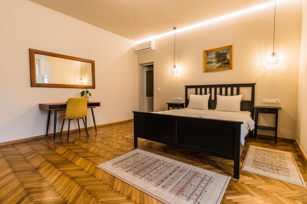 Boutique Rooms With Parking Oradea Bagian luar foto