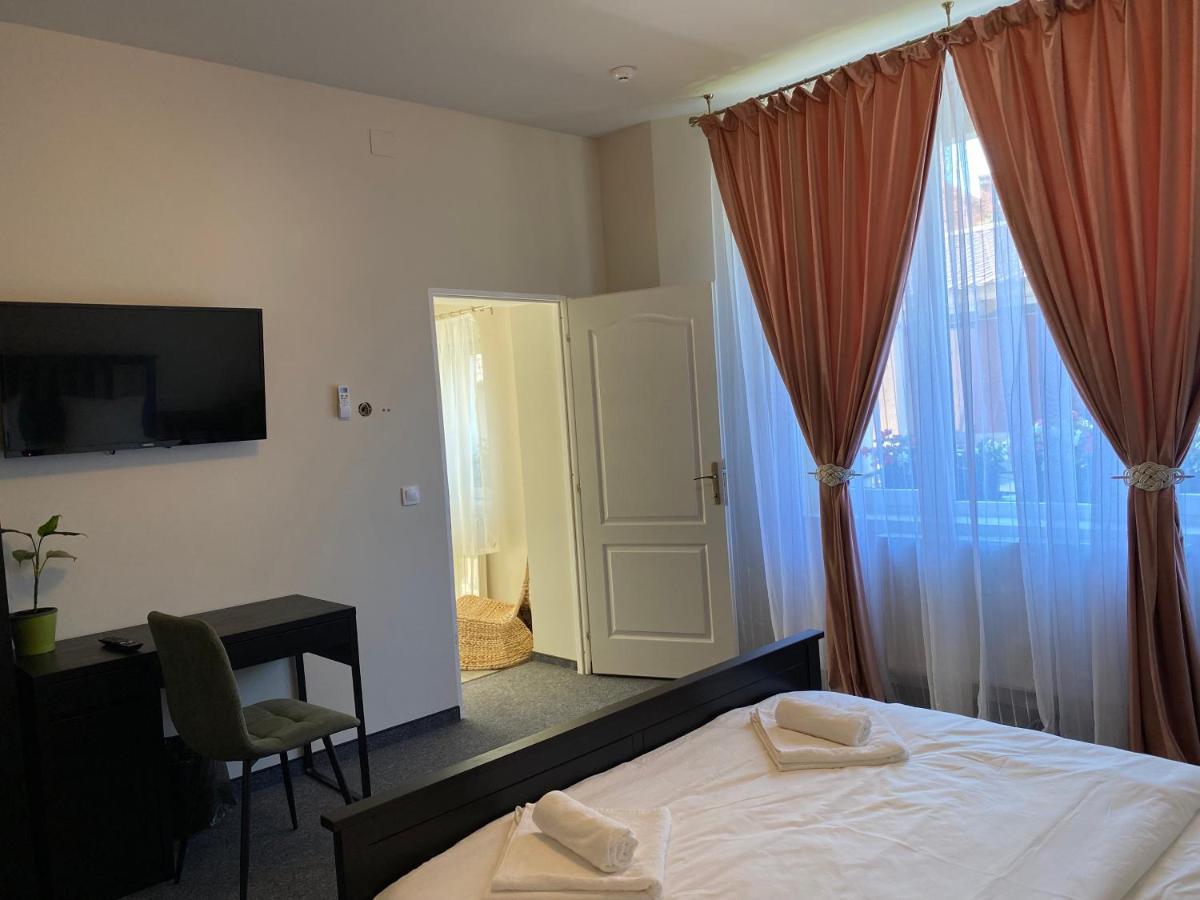 Boutique Rooms With Parking Oradea Bagian luar foto