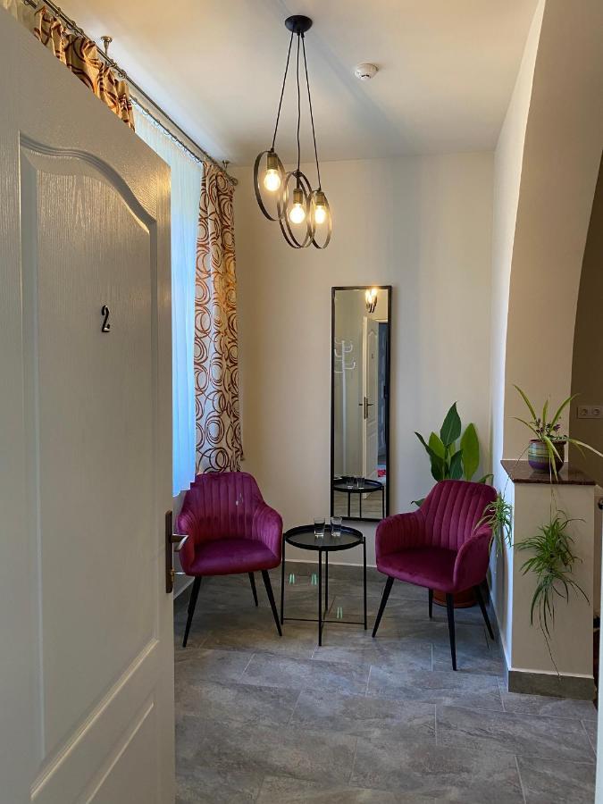 Boutique Rooms With Parking Oradea Bagian luar foto