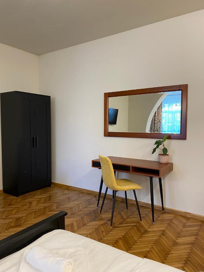 Boutique Rooms With Parking Oradea Bagian luar foto