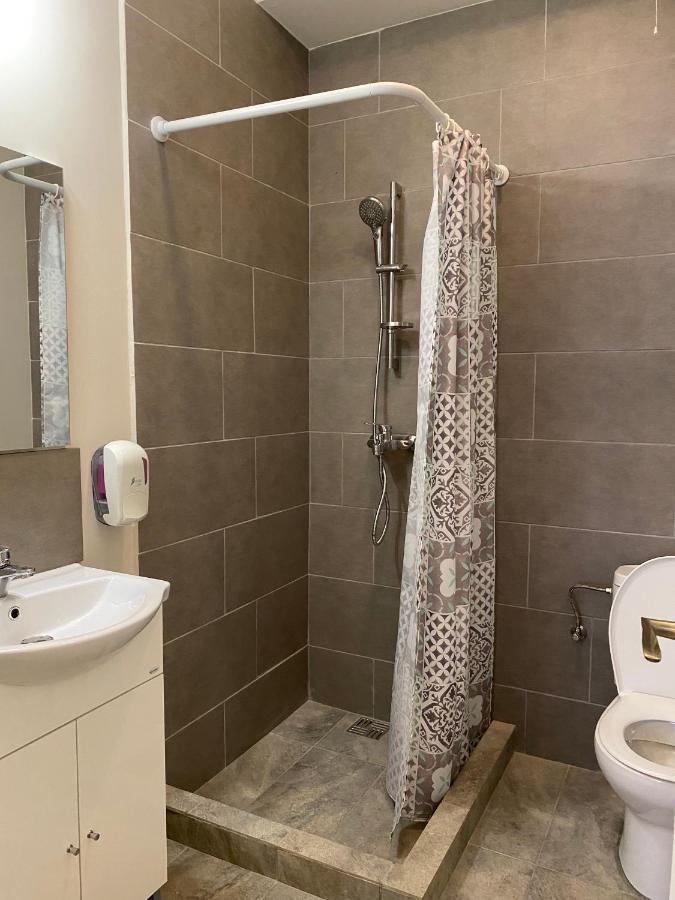 Boutique Rooms With Parking Oradea Bagian luar foto