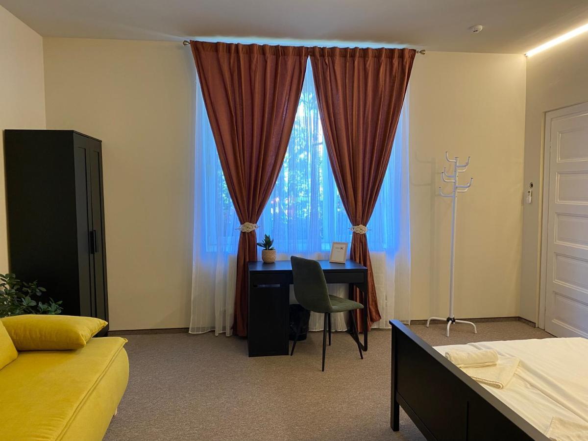 Boutique Rooms With Parking Oradea Bagian luar foto