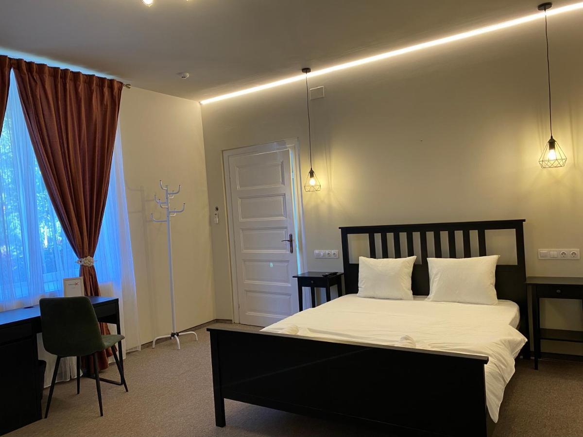 Boutique Rooms With Parking Oradea Bagian luar foto