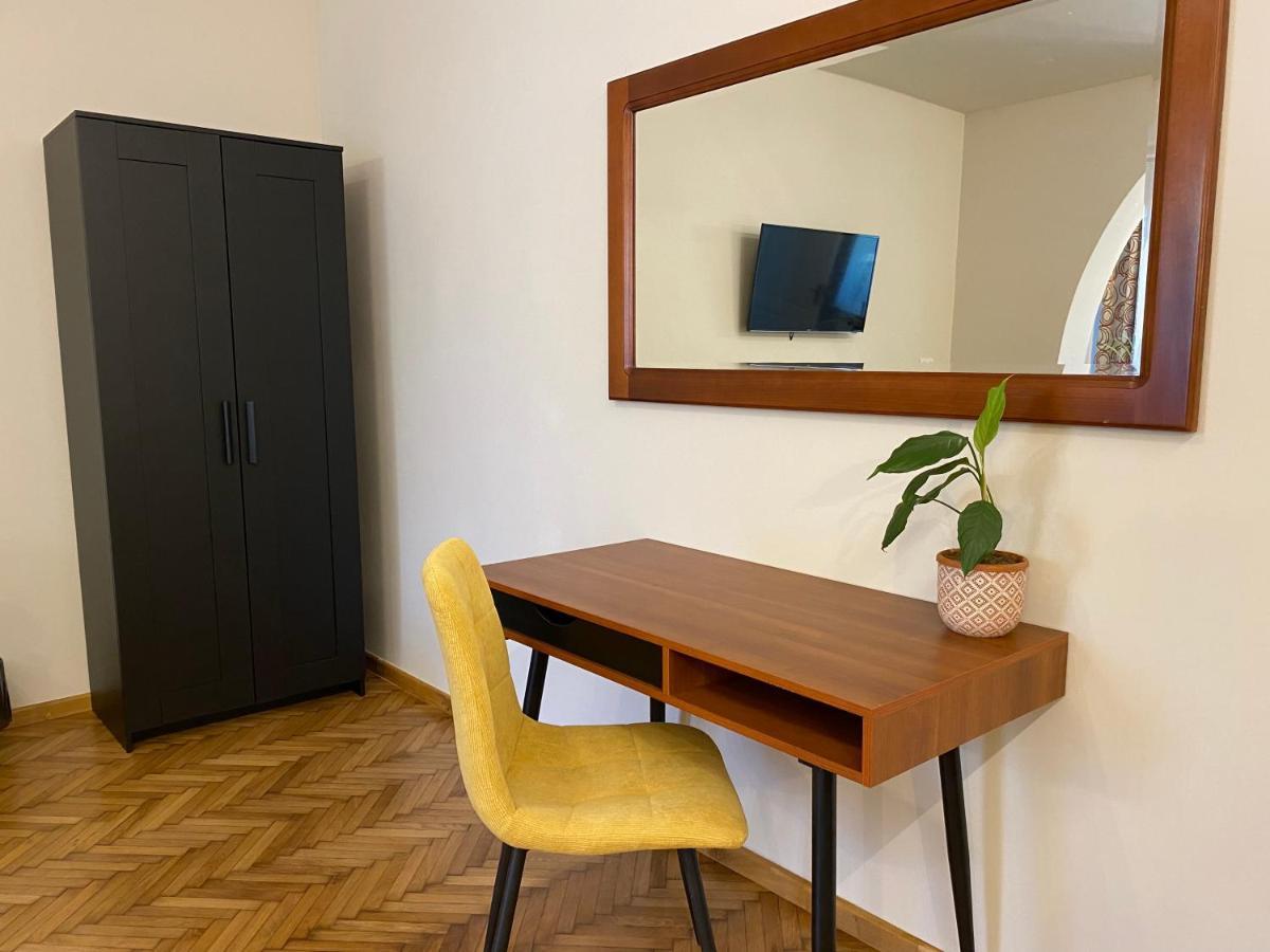 Boutique Rooms With Parking Oradea Bagian luar foto