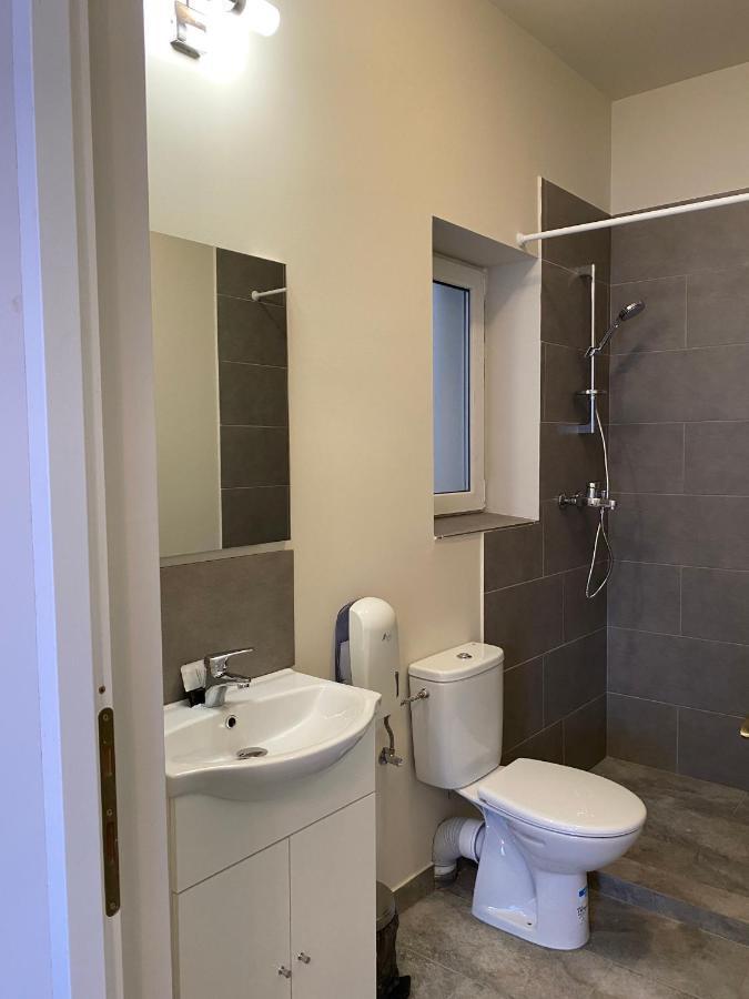 Boutique Rooms With Parking Oradea Bagian luar foto