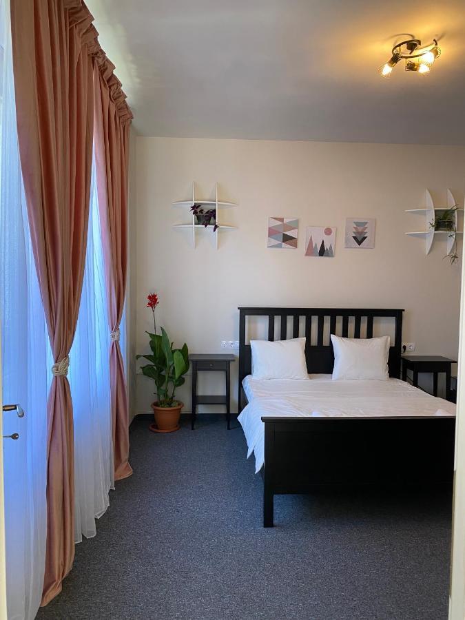 Boutique Rooms With Parking Oradea Bagian luar foto
