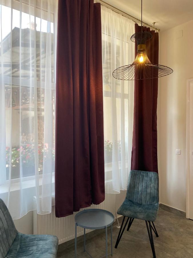 Boutique Rooms With Parking Oradea Bagian luar foto
