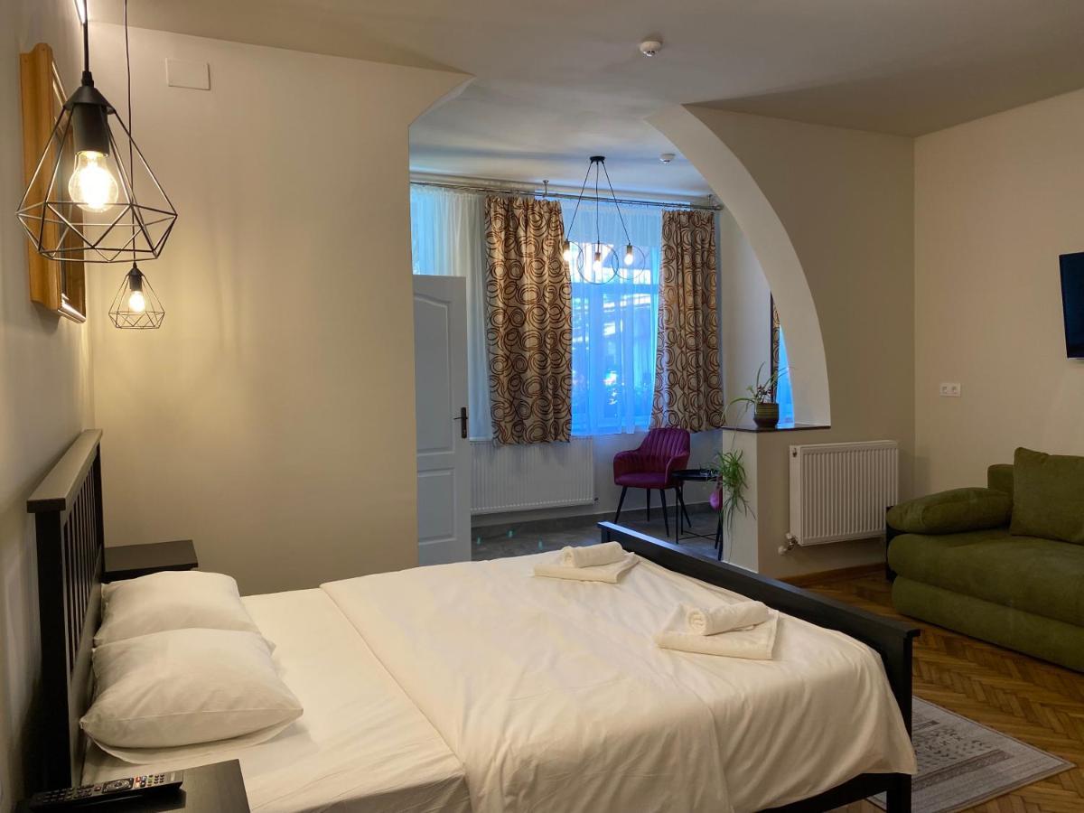 Boutique Rooms With Parking Oradea Bagian luar foto
