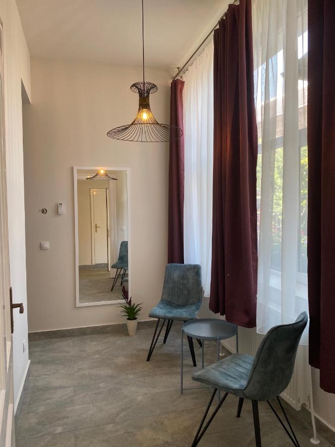 Boutique Rooms With Parking Oradea Bagian luar foto