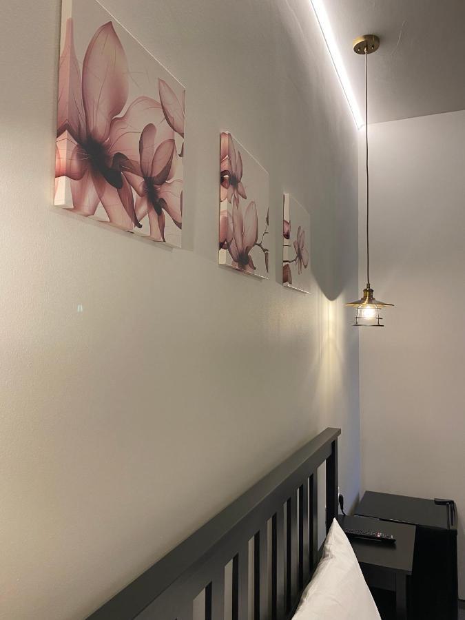 Boutique Rooms With Parking Oradea Bagian luar foto